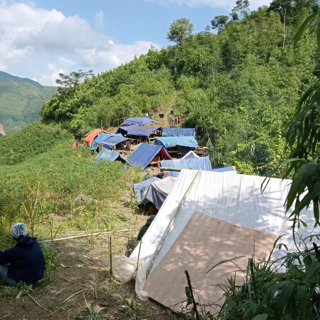 Đưa 115 người thôn Kho Vàng xuống nơi ở mới sau nhiều ngày lánh nạn trên núi- Ảnh 1.