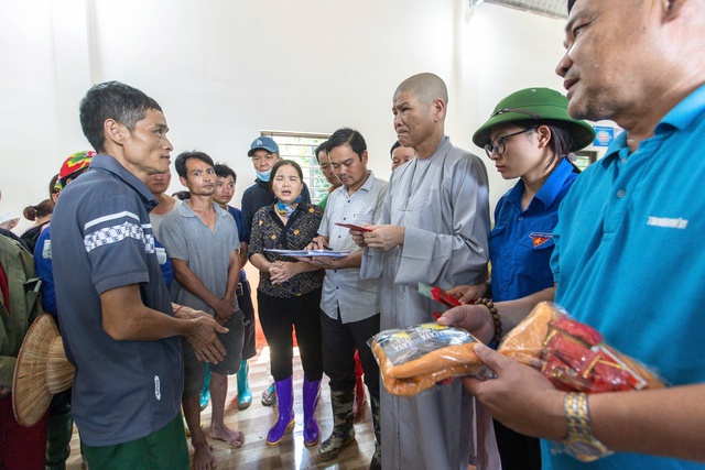 Đau thương Làng Nủ: Báo Thanh Niên mang quà của nhà hảo tâm đến với người dân- Ảnh 1.