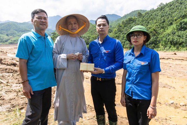 Báo Thanh Niên mang quà của nhà hảo tâm đến với người dân Làng Nủ- Ảnh 3.