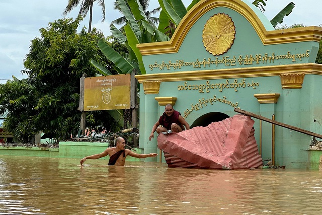 Hàng trăm ngàn người ở Myanmar phải sơ tán do lũ lụt sau bão Yagi- Ảnh 1.