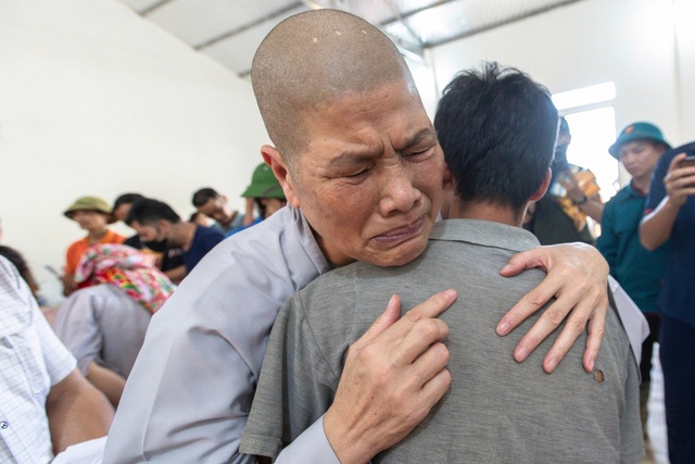 Báo Thanh Niên mang quà của nhà hảo tâm đến với người dân Làng Nủ- Ảnh 6.