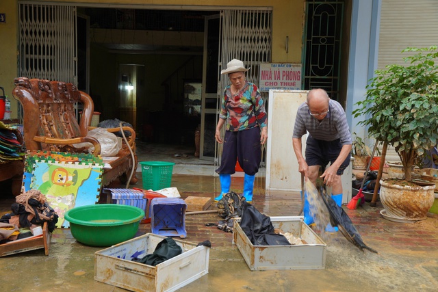 Người dân Yên Bái vật lộn với bùn dày sau lũ lịch sử: 'Mong mọi người lạc quan'- Ảnh 2.