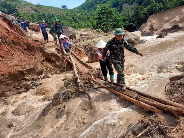 Tìm thấy 10 thi thể, còn 8 người mất tích trong vụ sạt lở ở Nậm Lúc- Ảnh 2.