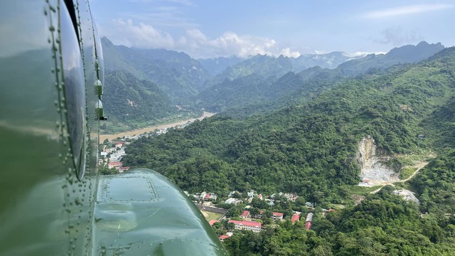 Trực thăng quân sự tiếp ứng hàng cứu trợ vùng cô lập Bảo Lâm ở Cao Bằng- Ảnh 7.