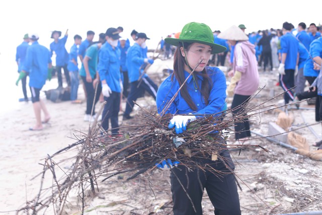 Hơn 1 vạn thanh niên Hạ Long xuống đường dọn vệ sinh sau bão- Ảnh 5.