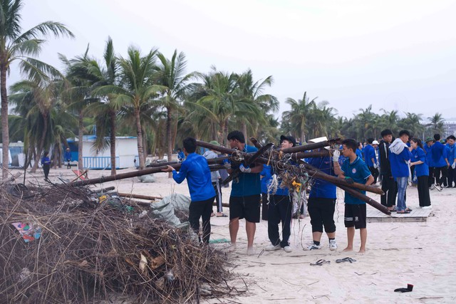 Hơn 1 vạn thanh niên Hạ Long xuống đường dọn vệ sinh sau bão- Ảnh 4.