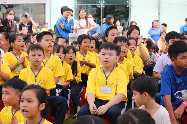 Hơn 800 trẻ em có hoàn cảnh khó khăn được vui tết Trung thu- Ảnh 5.