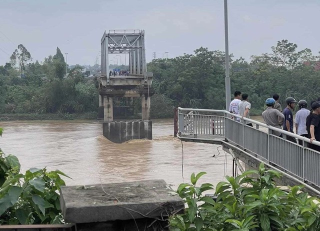 Nước sông Hồng rút, công an, quân đội tìm kiếm nạn nhân vụ sập cầu Phong Châu- Ảnh 2.