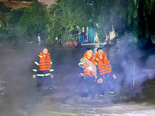 Bình Dương: Nước cuốn trôi ô tô bán tải, 1 người tử vong- Ảnh 1. Bình Dương: Nước cuốn trôi ô tô bán tải, 1 người tử vong- Ảnh 1.