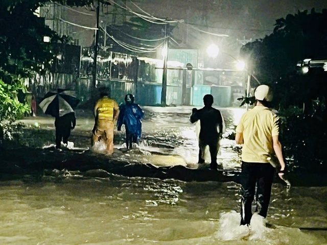 Bình Dương: Nước cuốn trôi ô tô bán tải, 1 người tử vong- Ảnh 2.