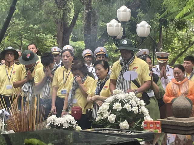 Bà Trương Mỹ Hoa cùng đại biểu dâng hương các anh hùng liệt sĩ tại Côn Đảo- Ảnh 3.