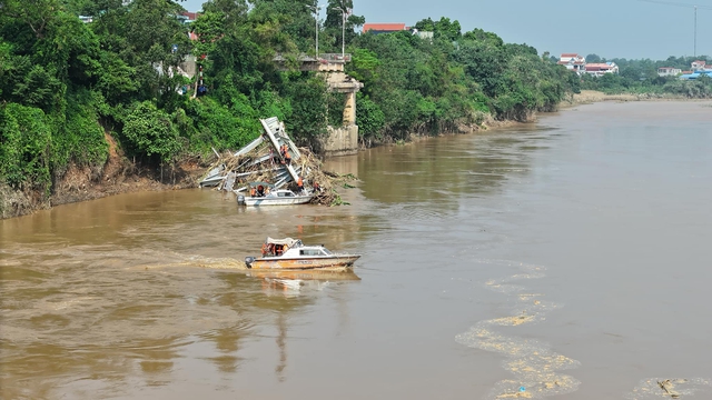 Nước sông Hồng rút, công an, quân đội tìm kiếm nạn nhân vụ sập cầu Phong Châu- Ảnh 1.