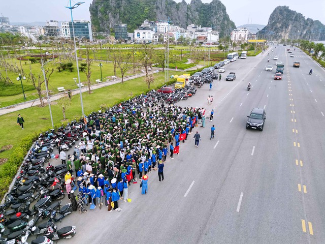 Hơn 1 vạn thanh niên Hạ Long xuống đường dọn vệ sinh sau bão- Ảnh 1.