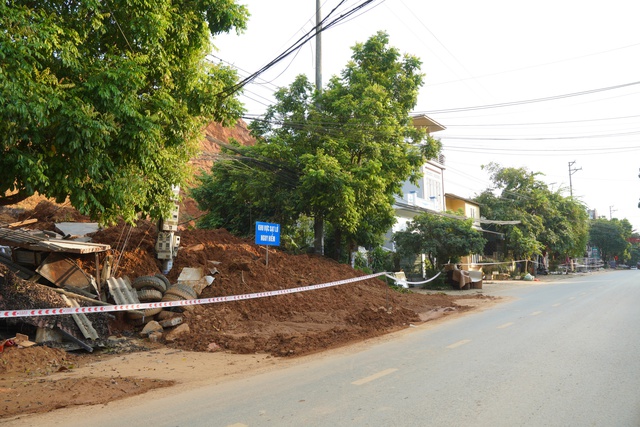 Hiện trường vụ sạt sở làm sập 3 căn nhà ở thị trấn Yên Bình, huyện Yên Bình, tỉnh Yên Bái