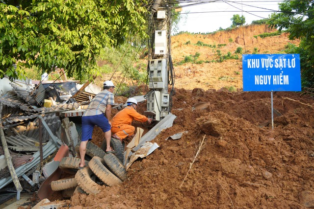 Mất hết sau sạt lở ở Yên Bái: ‘Đời mình thế là xong rồi'- Ảnh 3.