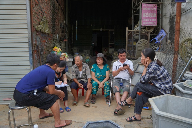 Cán bộ phường lập danh sách thiệt hại cho các hộ dân bị ảnh hưởng bởi vụ sạt lở