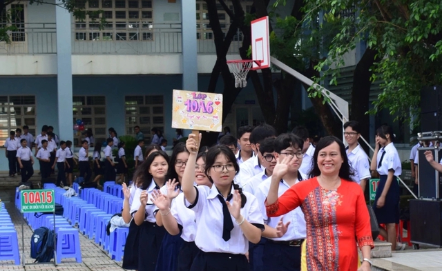 Nhiều trường công, tư thục ở TP.HCM cấm học sinh dùng điện thoại, phụ huynh ủng hộ- Ảnh 1.