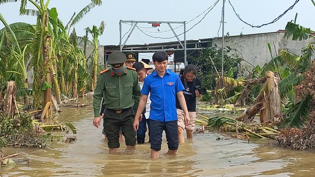 T.Ư Đoàn thăm, tặng quà người dân bị ảnh hưởng bởi bão số 3 ở Hải Dương- Ảnh 6.