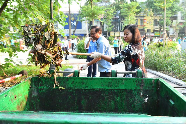 Bí thư Hà Nội cùng người dân tổng vệ sinh môi trường sau bão số 3- Ảnh 3.