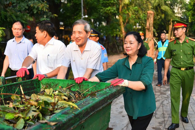 Bí thư Hà Nội cùng người dân tổng vệ sinh môi trường sau bão số 3- Ảnh 2.