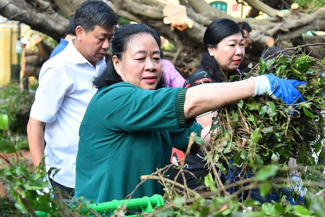 Bí thư Hà Nội cùng người dân tổng vệ sinh môi trường sau bão số 3- Ảnh 1.