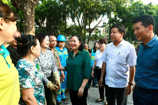 Bí thư Hà Nội cùng người dân tổng vệ sinh môi trường sau bão số 3- Ảnh 4.