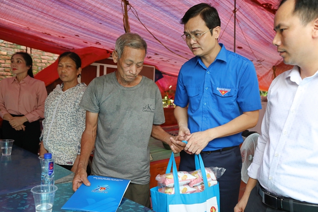 Bí thư thứ nhất T.Ư Đoàn thăm và tặng quà người dân bị ảnh hưởng bởi bão Yagi- Ảnh 1.