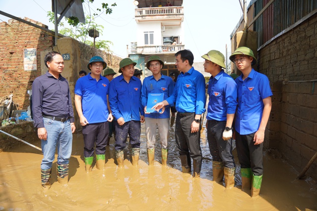 Anh Ngô Văn Cường đã động viên lực lượng đoàn viên tích cực hộ trợ người dân nhưng cũng cần chú ý giữ gìn sức khỏe, đảm bảo an toàn cho bản thân.