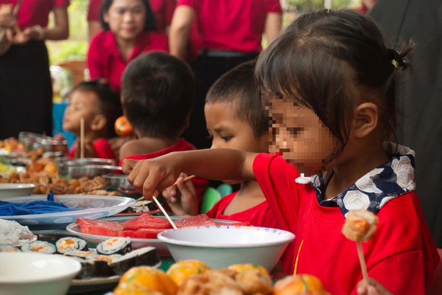 Mang những bữa cơm no đủ đến trẻ vùng khó khăn- Ảnh 1.