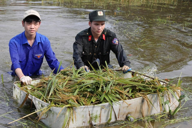 Bí thư thứ nhất T.Ư Đoàn thăm và tặng quà người dân bị ảnh hưởng bởi bão Yagi- Ảnh 4.