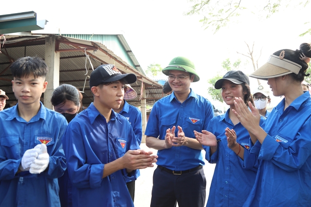 Bí thư thứ nhất T.Ư Đoàn thăm và tặng quà người dân bị ảnh hưởng bởi bão Yagi- Ảnh 2.