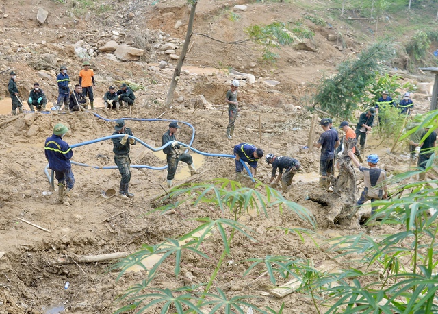 Nữ trạm trưởng vượt 8 km đường núi, xuyên đêm cứu người- Ảnh 1.