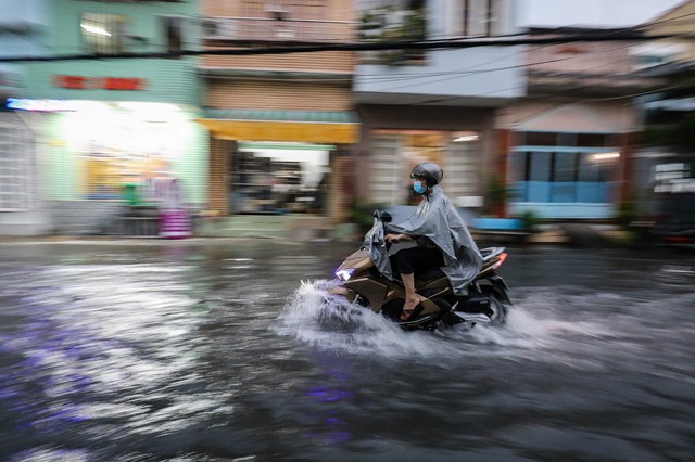 Miền Trung sắp vào cao điểm mùa mưa, bão nhiều hơn các năm trước - Ảnh 1.