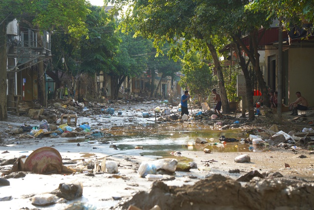 Nhiều tuyến phố của TP.Yên Bái vẫn ngập sâu trong bùn- Ảnh 3.