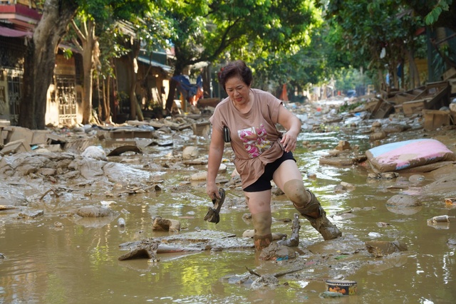 Nhiều tuyến phố của TP.Yên Bái vẫn ngập sâu trong bùn- Ảnh 4.