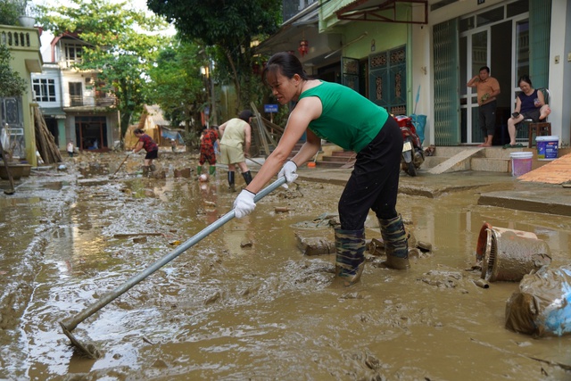 Nhiều tuyến phố của TP.Yên Bái vẫn ngập sâu trong bùn- Ảnh 7.