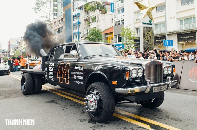 Bán tải Rolls-Royce, 'hàng độc' tại ngày hội siêu xe Gumball 3000- Ảnh 2.