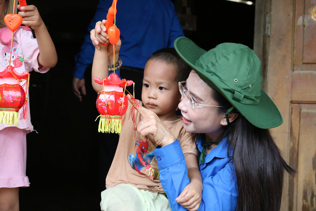 T.Ư Đoàn thăm, tặng quà cho người dân bị thiệt hại do mưa lũ tại Bắc Kạn- Ảnh 2.