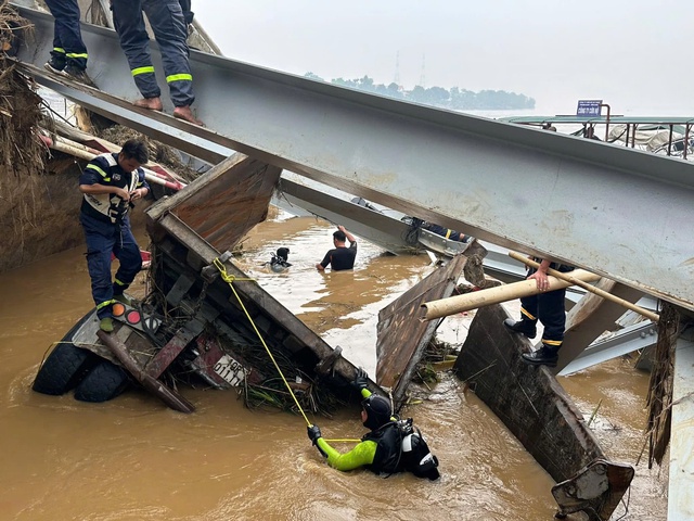 Tìm thấy thi thể cha mẹ sau vụ sập cầu Phong Châu: Nỗi đau xé lòng người con- Ảnh 1.