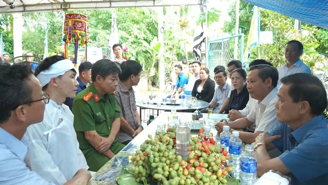 Cha mẹ tử vong do tai nạn giao thông, 2 con mồ côi được nhận đỡ đầu- Ảnh 1.