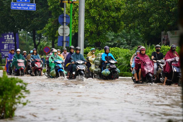 Sau trận mưa lớn, Hà Nội có gần 40 điểm úng ngập- Ảnh 1.