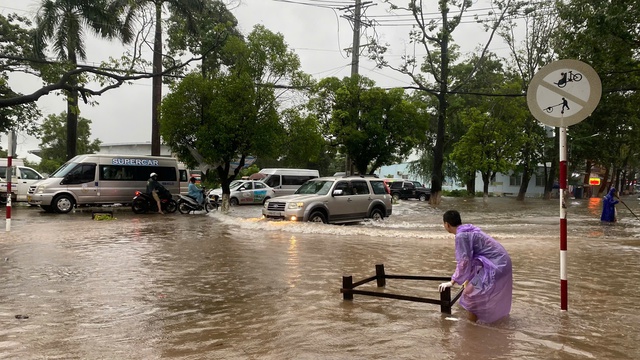 Phú Quốc: Mưa lớn gây ngập đường, người dân trắng đêm xoay xở- Ảnh 1.