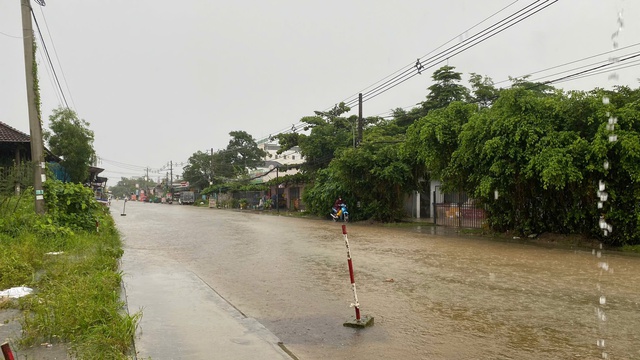 Phú Quốc: Mưa lớn gây ngập đường, người dân trắng đêm xoay xở- Ảnh 4.