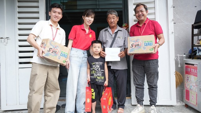 Xúc động quà trung thu đến với trẻ mồ côi: “Để con dâng lên bàn thờ mời mẹ”- Ảnh 3.