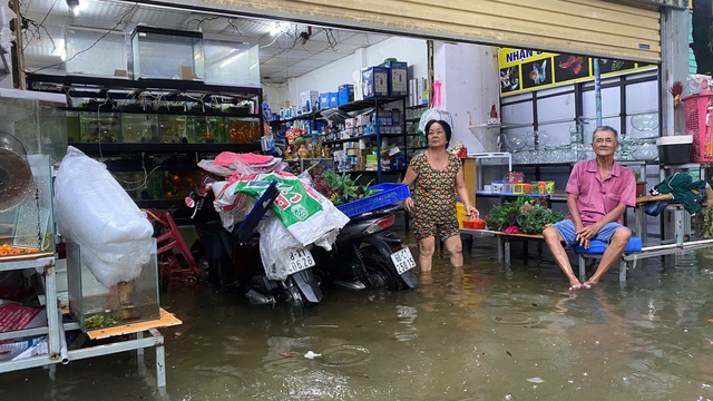 Phú Quốc: Mưa lớn gây ngập đường, người dân trắng đêm xoay xở- Ảnh 3.