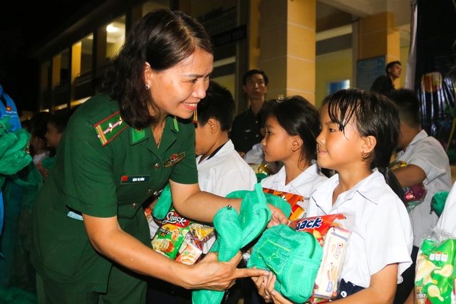 Đêm hội trung thu cho 3.500 trẻ em vùng biên- Ảnh 2.