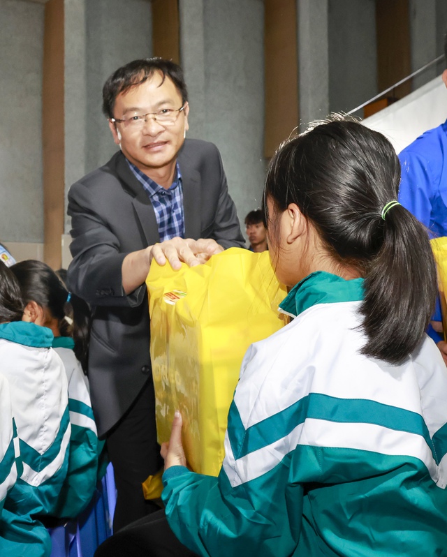 'Lồng đèn thắp sáng ước mơ thiếu nhi Lâm Đồng' với trẻ em hoàn cảnh đặc biệt- Ảnh 2.