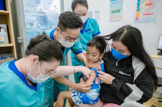 'Đi mua thuốc bên Long Châu được dặn, nên tui đưa con đến tiêm sởi miễn phí'- Ảnh 1.