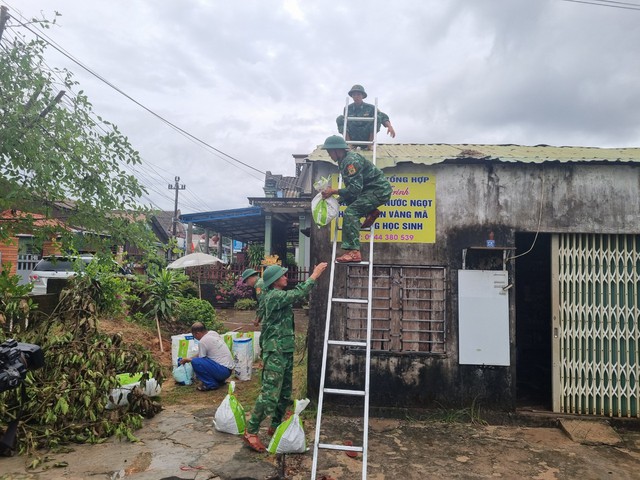 Quân đội, chính quyền và người dân vùng biển Quảng Trị chạy đua với bão số 4- Ảnh 1.