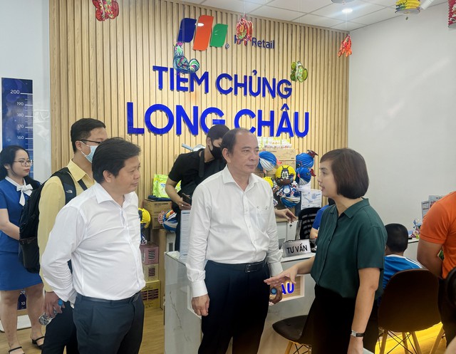 'Đi mua thuốc bên Long Châu được dặn, nên tui đưa con đến tiêm sởi miễn phí'- Ảnh 3.